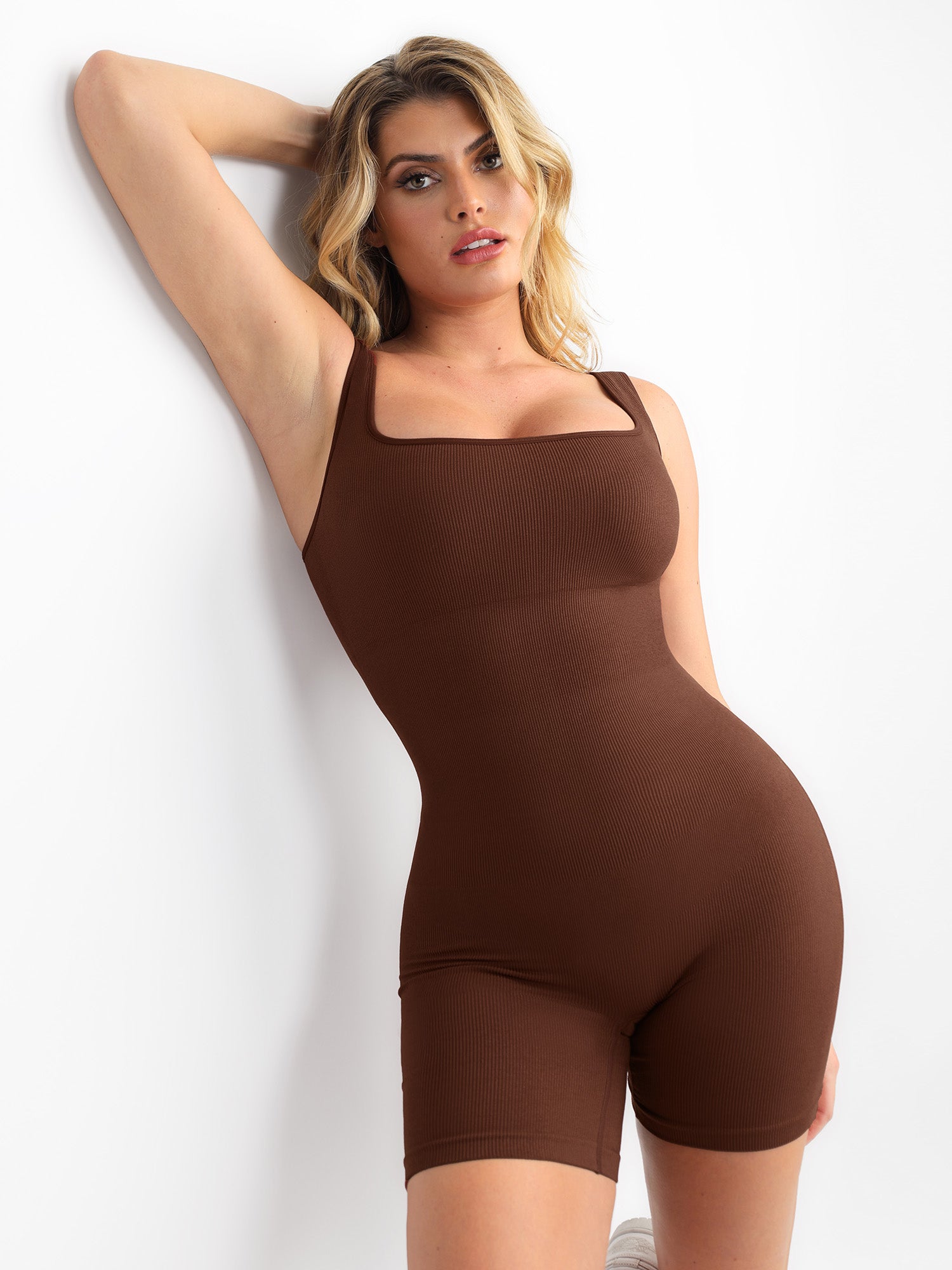 The Seamless Square Neck Sport Romper hits you at mid-thigh, offering targeted support to your upper leg muscles. This reduces muscle vibrations for a more comfortable and secure workout experience.
